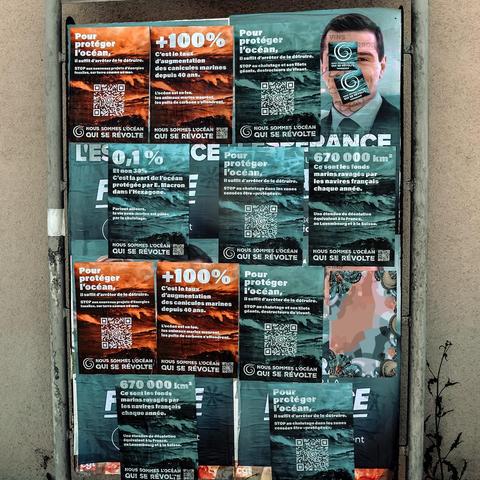 Action de collage pour soutenir la Coalition Océan et en soutien de l'association Bloom