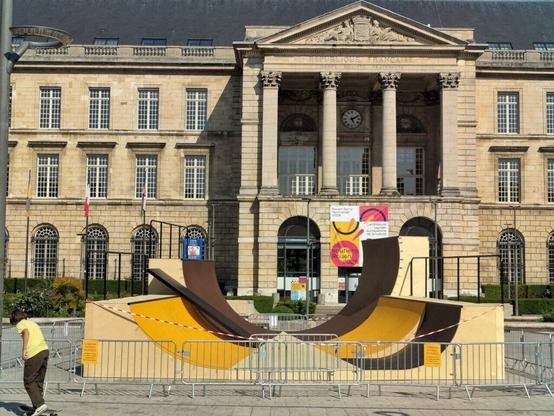 L'œuvre-rampe de skate a disparu de la place de l'Hôtel de ville à Rouen pour une raison bien normande