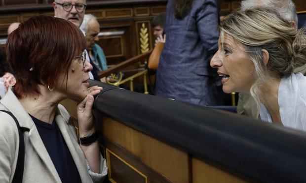 La vicepresidenta segunda y Ministra de Trabajo y Economía Social, Yolanda Díaz conversa con la diputada de Sumar Águeda Micó antes del inicio de la sesión de control. (EFE/Chema Moya)