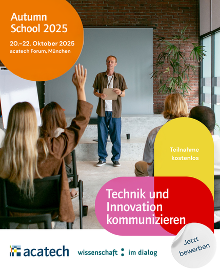 Autumn School 2025 20.-22. Oktober 2025, acatech Forum, München. Technik und Innovation kommunizieren. Teilnahme kostenlos. acatech und Wissenschaft im  Dialog. Jetzt bewerben. Foto: Person präsentiert, Zuschauerin hebt Hand