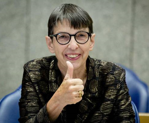 Jetta Klijnsma die haar duim opsteekt