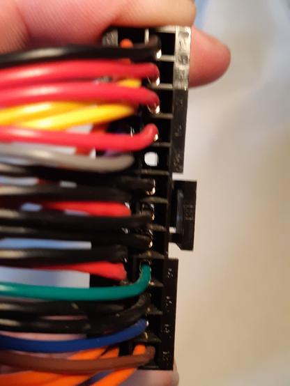 nahaufnahme molexstecker mit lücke