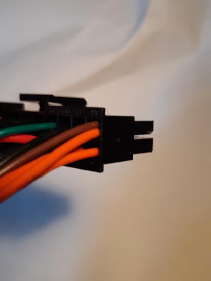 nahaufnahme, zwei kabel wurden in eine buchse gepresst