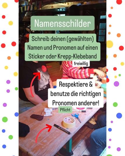 Das Bild zeigt ein paar Leute die an einem Tisch sitzen und basteln, sowie den Text: "Namensschilder: Schreib deinen (gewählten) Namen und Pronomen auf einen Sticker oder Krepp-Klebeband (freiwillig).
Respektiere & benutze die richtigen Pronomen anderer (Pflicht)!"