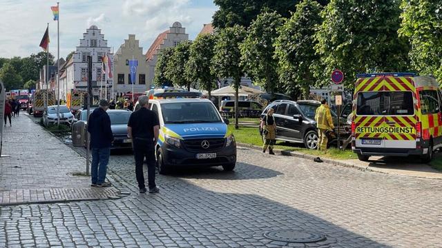 Friedrichstadt: Mann fährt in Tischgruppe vor Eisdiele | NDR.de - Nachrichten
