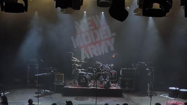 Leere Bühne nit New Model Army Logo dahinter