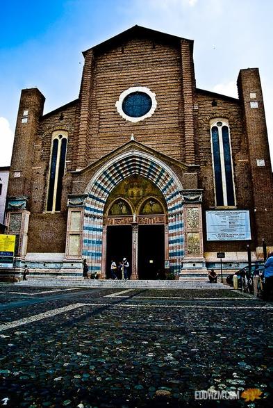 "The doorstep to the temple of wisdom is a knowledge of our own ignorance."
~ Benjamin Franklin
#Verona #Italia 
.
.
.
#SONY #A100
#architecture #photography #Italy #Europe #gooutside #travel #oldworld #old #lightroom #exploration #goexplore #wanderer #quote #church