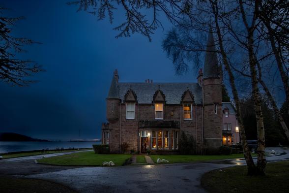 Ein Schlosshotel in Schottland in der Abenddämmerung zum Fotovorschlag "Hygge".