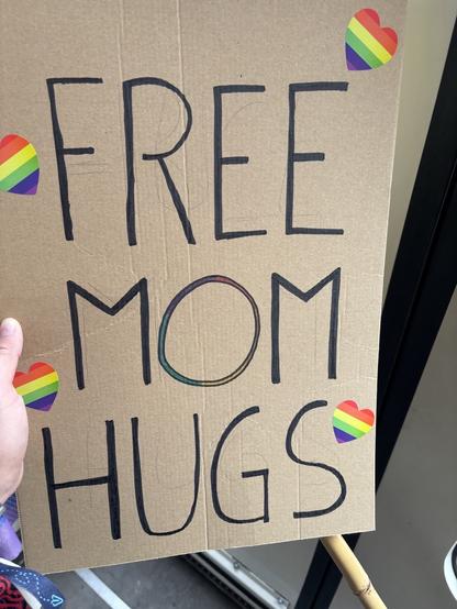 Pappe mit Regenbogen-Herzen und der Aufschrift:
Free mom hugs