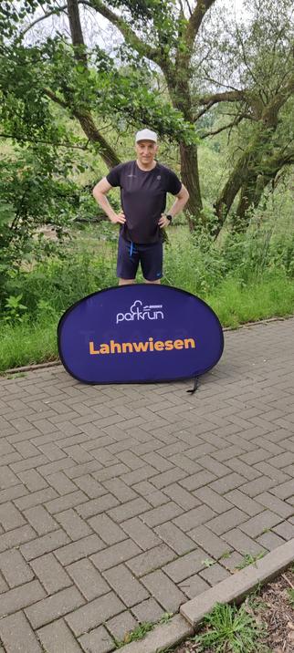 Ich stehe auf einem Fußweg vor einem Schild mit dem Aufdruck Lahnwiesen.