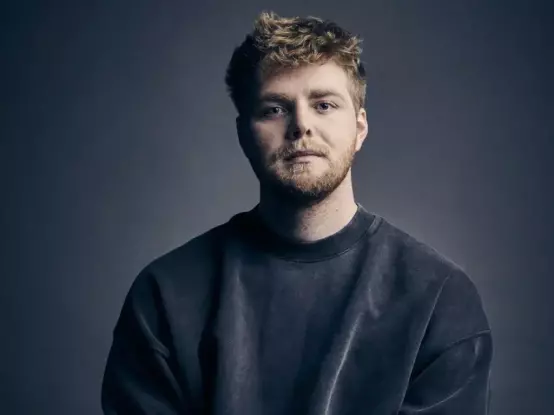 Alex Warren fait l'histoire: "Ordinary" est n ° 1 au Royaume-Uni depuis 12 semaines