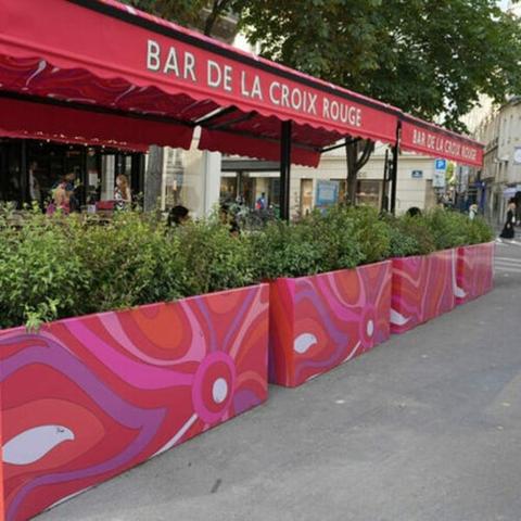 Pucci s’installe pour l’été au bar de la Croix Rouge à Paris