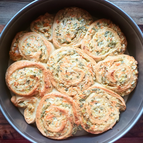 fertig gebacken: in einer Tortenform liegen 8 zu Schnecken aufgerollte Stücke der Rolle