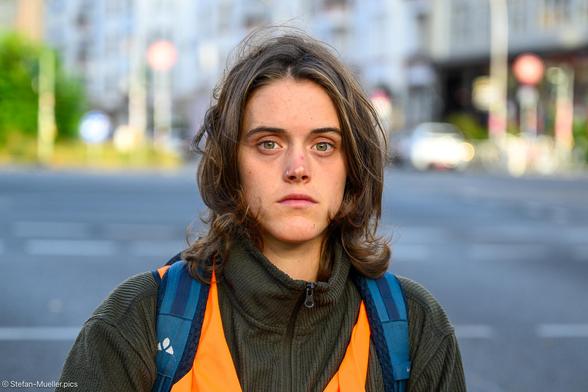 Samira K. (24, Studentin Soziale Arbeit) bei Blockade der Kreuzung Mollstraße/Prenzlauer Allee durch die Letzte Generation. Berlin, 19.09.2023