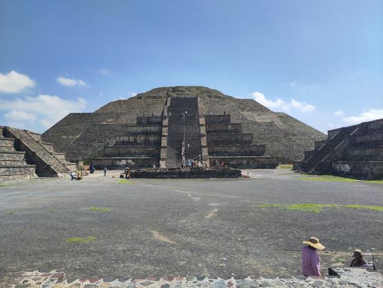 Foto. Ruinen mit Stufenpyramiden.