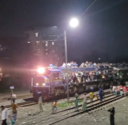 Bangladeshi train's crowd.