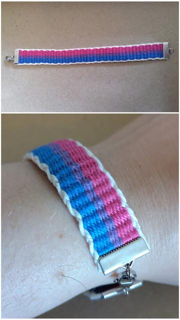 Zwei übereinander angeordnete Fotos von einem selbstgemachten Armband in den Farben der Bi-Flagge (pink, lila, blau), im oberen Bild liegt das Armband flach, im unteren ist es getragen am Handgelenk.