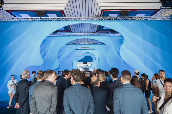 Des personnes visitent l'exposition « La baleine » présentée à l'occasion de la Conférence des Nations unies sur les océans (UNOC) au Parc des expositions de Nice, le 2 juin 2025. © Photo Frederic Dides / AFP