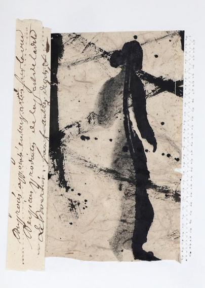 C'est une photo d'une page de carnet de travail. A gauche, perpendiculaire au sens de lecture est cousue une bande de papier ancien portant trois lignes d'une belle écriture à la plume. Jouxtant ce fragment est également cousu un morceau de papier écru fortement texturé par des fibres végétales, à peu près rectangulaire montre la silhouette en noir et gris d'une femme qui marche. Très mince, vêtue d'une tunique et d'un pantalon large, elle porte ce qui ressemble à un baluchon et elle regarde vers  la droite. L'image est maculée d'éclaboussures d'encre de Chine et de trois traits en zigzag superposés au personnage. A droite, sur la page elle même, trois lignes de broderies blanches à la machine.