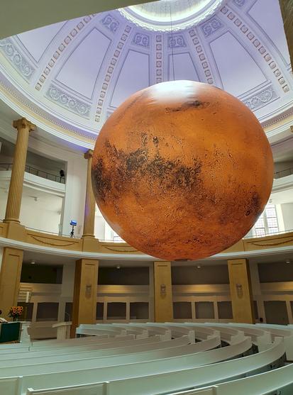 Ein riesiges Modell des Planeten Mars hängt in der St. Lamberti Kirche im niedersächsischen Oldenburg als Teil der Ausstellung "Mars findet Stadt" (2023)
