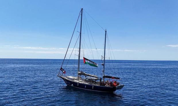 El buque Madleen de la Flotilla de la Libertad, en la costa de Catania (Italia), el 1 de junio de 2025. (Danilo Arnone / Reuters)