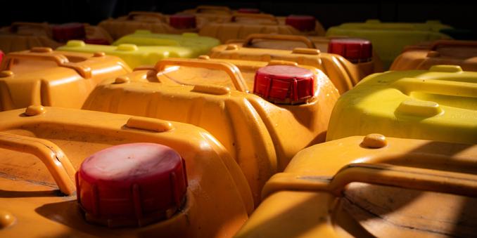 Des bidons d'eau, pour palier au manquement de la Jirama