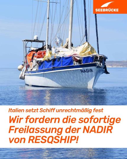 Foto der Nadir. In einem weißen Kasten steht "Italien setzt Schiff unrechtmäßig fest. Wir fordern die sofortige Freilassung der NADIR von RESQSHIP!". In der rechten oberen Ecke ist das Seebrücke-Logo in weiß auf orange.