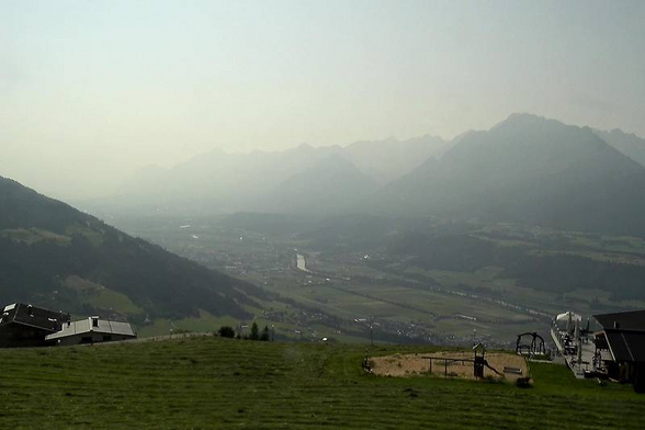 Foto
Dunstiges, nebelartig verschleierte Luft zwischen den Bergen.

Auch morgen wird nach den Prognosen des Copernicus-Atmosphärenüberwachungsdienstes noch etwas Rauch in der Luft über Mitteleuropa liegen, am Mittwoch nimmt die Konzentration dann deutlich ab.

Kanada ist in den wärmsten Monaten des Jahres regelmäßig mit Waldbränden konfrontiert, doch die Frühzeitigkeit und Heftigkeit der Ausbrüche heuer ist alarmierend. Weiterhin herrschen in mehreren Provinzen große Waldbrände. Insgesamt sind bereits 29.000 Quadratkilometern verbrannt, eine Fläche so groß wie Oberösterreich und die Steiermark zusammen.