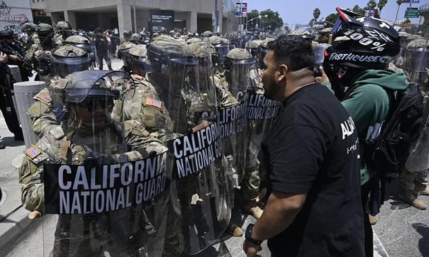 Un manifestante se enfrenta a uniformados frente al Centro de Detención Metropolitano en Los Ángeles, California, el 8 de junio de 2025. (Tayfun Coskun / Anadolu via Getty Images)