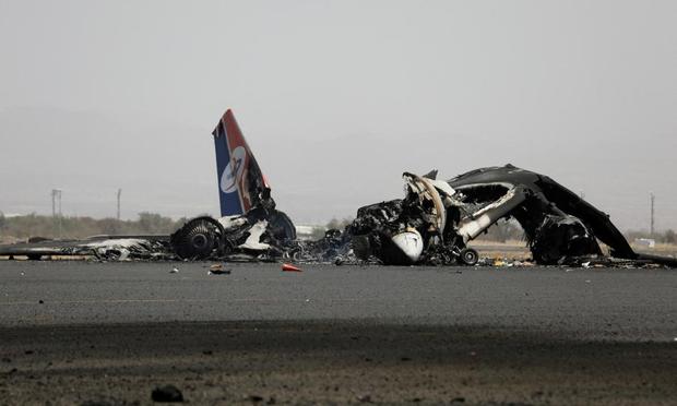Imagen de archivo de un bombardeo israelí sobre la el aeropuerto de la capital yemení, Saná. (REUTERS/Khaled Abdullah/File Photo)