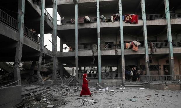 Un colegio que albergaba desplazados en Gaza, bombardeado por Israel. (REUTERS/Mahmoud Issa/File Photo)