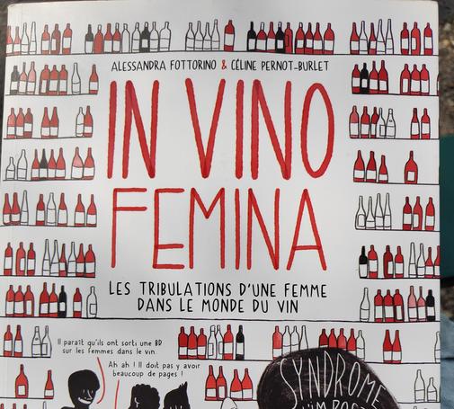 Partie de la couverture de la BD par Alessandra Fottorino et Céline Pernot Burlet, édition hachette vins. Sous titre les tribulations d'une femme dans le monde du vin.
Illustration en rouge et noir: dans une cave à vin avec plein de bouteilles, des hommes disent "il parait qu'ils ont sorti une BD sur les femmes dans le vin." un autre répond : "Haha ! Il doit pas y avoir beaucoup de pages!" une femme derrière eux tente de repousser une forme noire intitulée syndrome de l'imposteur en souriant.