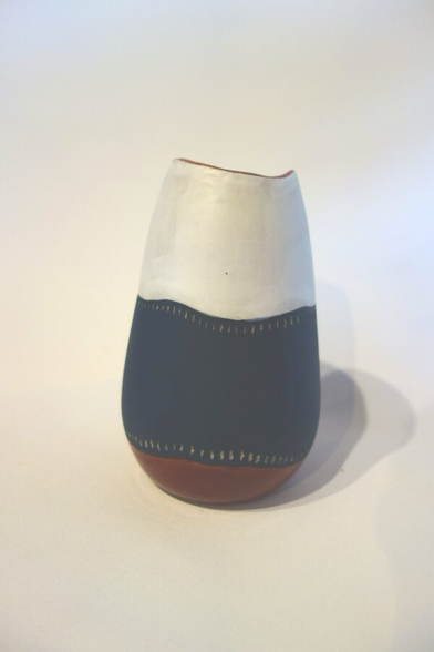 Vase mit gewelltem Rand in dunkelrot (unten, eher schmaler Streifen), dunkelblau (mittlerer Bereich) und weiß