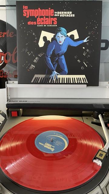 Vinyl Langspielplatte in rotem Vinyl auf einem Plattenspieler.