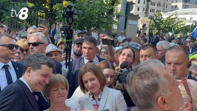 / VIDEO/ Nicușor Dan and Maia Sandu took a lot of crowd in Chisinau: "Union!" Shouted "