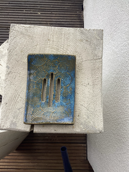 Rechteckig mit drei Schlitzen in der Mitte, Muster, blau-Gold Töne in der Glasur