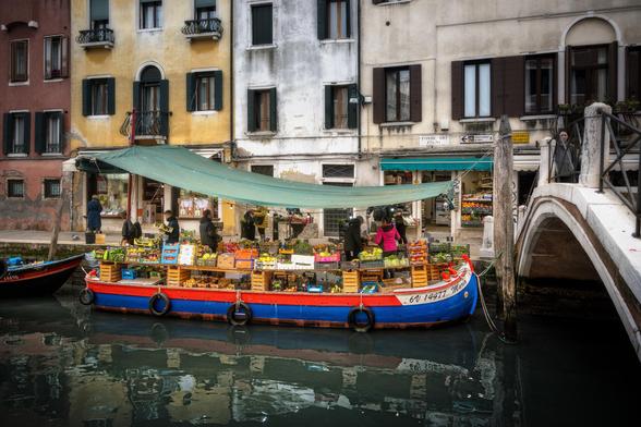 Marktboot auf einem Kanal in Venedig, voll beladen mit Früchten und Gemüse.