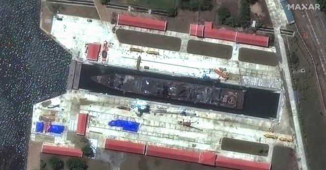 進水式で事故の北朝鮮駆逐艦、修理施設に到着＝米シンクタンク | ロイター