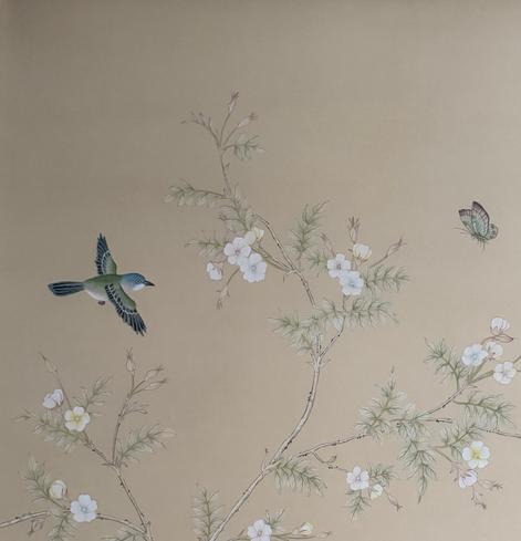 Chinesische Seidentapete. Blühende Wildrosenzweige, links ein nach rechts fliegender Vogel, rechts ein Schmetterling