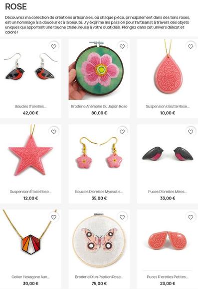 Collections de créations dans les tons roses, sur la boutique www.savousepate.com

"Découvrez ma collection de créations artisanales, où chaque pièce, principalement dans des tons roses, est un hommage à la douceur et à la beauté. J'y exprime ma passion pour l'artisanat à travers des objets uniques qui apportent une touche chaleureuse à votre quotidien. Plongez dans cet univers délicat et coloré !"

De haut en bas, et de gauche à droite : 
- Boucles d'oreilles bouvreuils pivoines
- Broderie d'une anémone du Japon 
- Suspension de Noël en forme de goutte
- Suspension de Noël en forme d'étoile
- Boucles d'oreilles fleurs de myosotis
- Puces d'oreilles bouvreuils pivoines
- Collier hexagonal aux couleurs du drapeau lesbien
- Broderie d'un papillon
- Puces d'oreilles gouttes