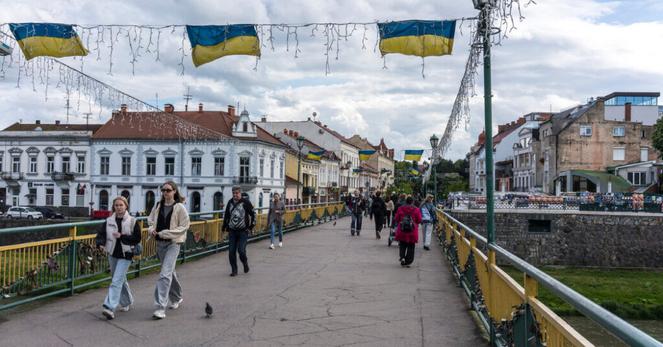 Amid Russian Strikes, a Remote Corner of Ukraine Beckons