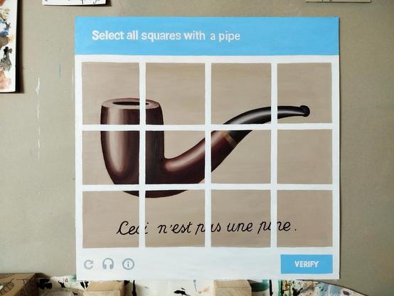 Das Photo zeigt ein quadratisches Ölgemälde. Zu sehen ist eine gemalte Kopie  von Magrittes Pfeife mit dem Satz "ceci n'est pas une pipe" (deutsch: dies ist keine Pfeife), darüber ein weißes Gitter, das das Motiv in zwölf Quadrate teilt im Stil eines captcha. In weiß auf blau ist darüber zu lesen "Select all squares with a pipe", darunter ein blauer Button mit dem Text "verify".