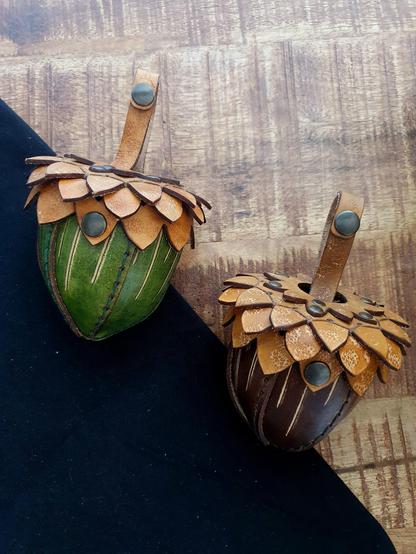 This month bestsellers: only 2 acorn bags available (I'm currently making others as fast as I can^^) in front of a black and wood background