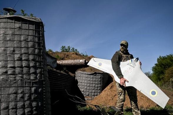 Un militaire d'une unité spéciale d'un bataillon des forces spéciales ulrainiennes transporte un drone de reconnaissance Domakha dans la région de Donetsk, le 2 mai 2025. © Photo Dmytro Smolienko / Ukrinform via ZUMA Press Wire / REA