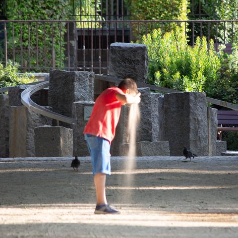 Énigmes
France 2016
On aperçoit au centre de l'image, un enfant lâchant une poignée de sable. Un soleil de fin de journée illumine le sable coulant de sa main et masquant son visage. Au deuxième plan, deux pigeons observent la scène.
Vincent Dufrène Photographies