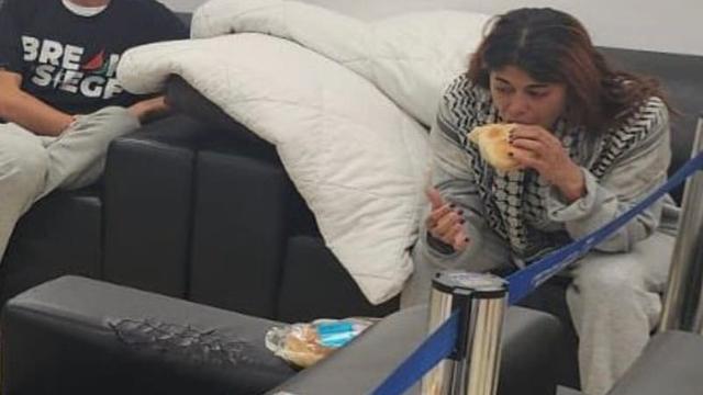 Abschied aus Israel: Hungerstreik? Gretas Terror-Freundin beim Futtern erwischt | Politik