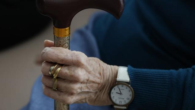 une mamie de 82 ans, installée avec son "brouteur" de 28 ans en Afrique, contrainte de rentrer