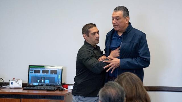 Eklat in Los Angeles: US-Senator aus Pressekonferenz gezerrt | Politik