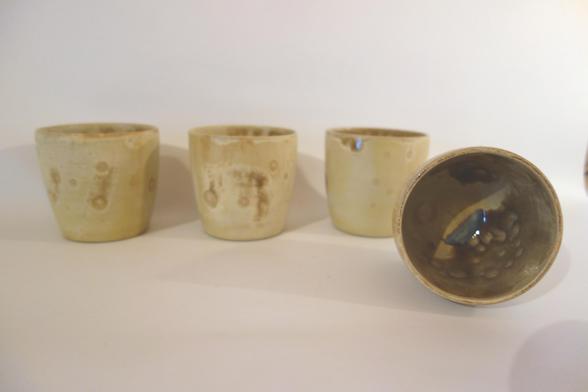 4 kleinere Becher ohne Henkel