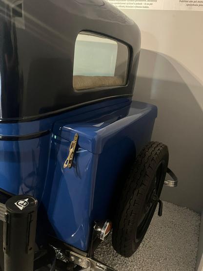 Blue 1930 Skoda 422 Tudor, boot/truck